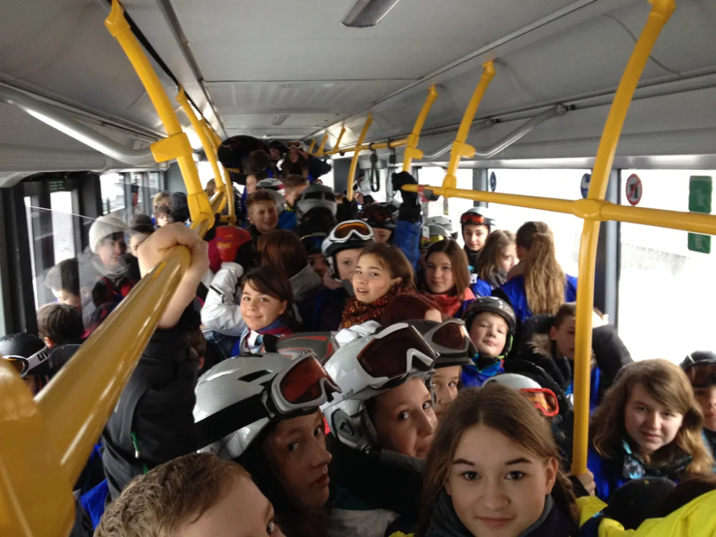 Jugendliche sitzen dicht gedrängt im Skibus.